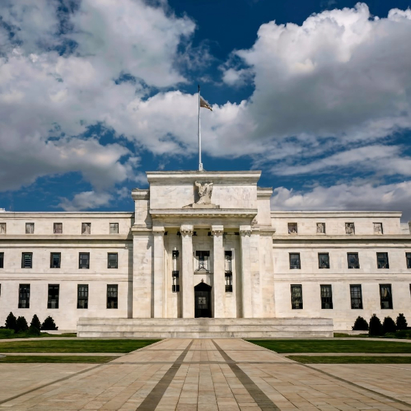 ФРС утримує ставки, не дивлячись на сигнали охолодження економіки.